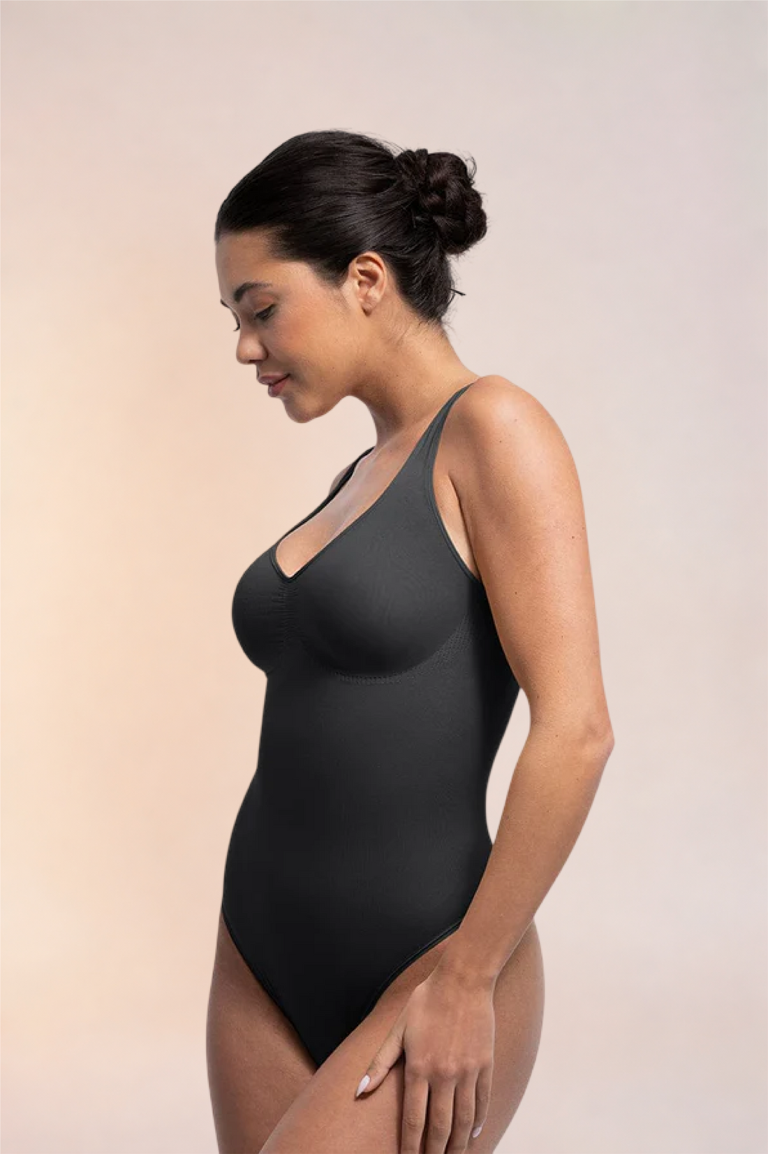 Skinzform Diamant Bodysuit in Noir - scoop-neck thong bodysuit, side view on the model