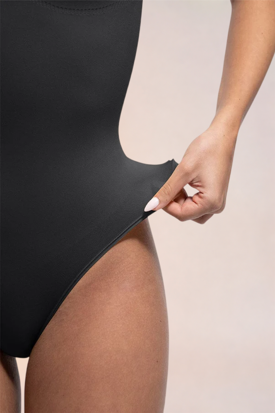Skinzform Diamant Bodysuit in Noir - scoop-neck thong bodysuit, side view on the model