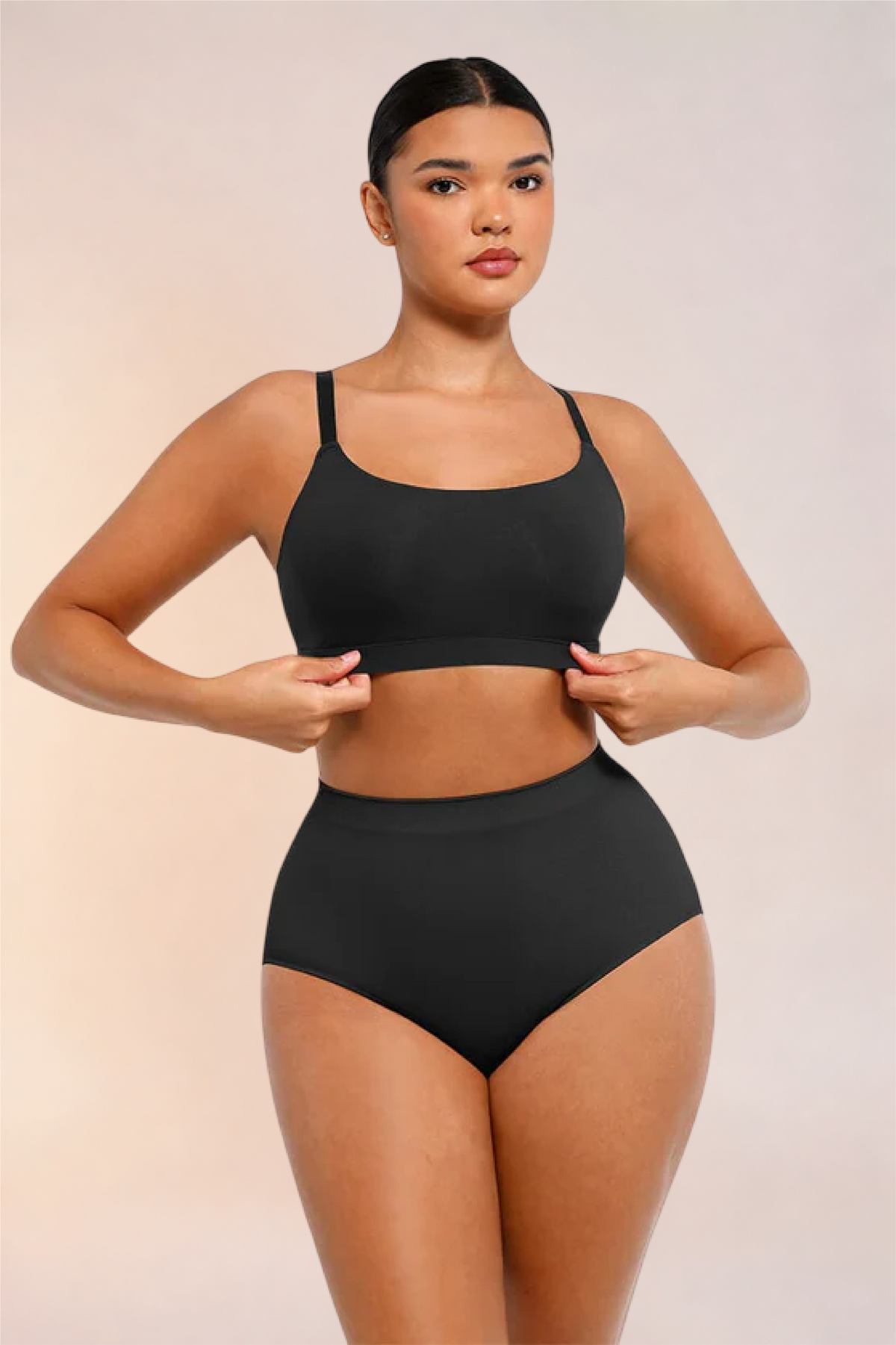 Skinzform Doux Bralette in Noir - model easing the underband into place