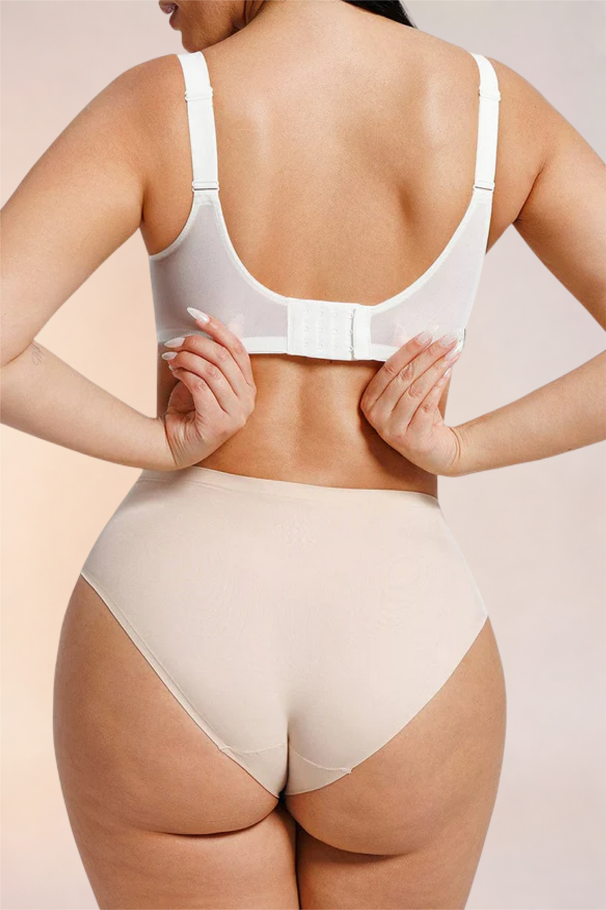Skinzform Élégance Bra in Blanc, back view - model fastening the hook-and-eye band