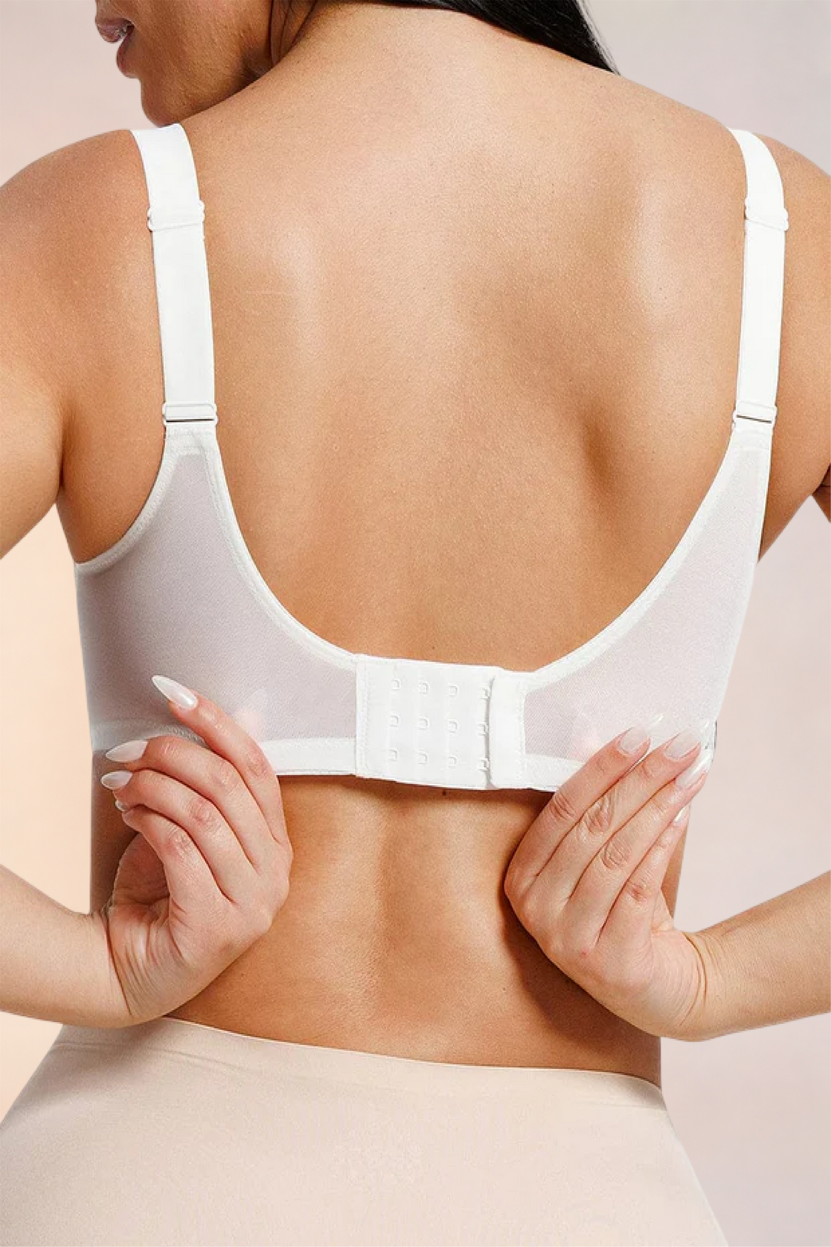 Close-up of the hook-and-eye fastening on the Skinzform Élégance Bra in Blanc