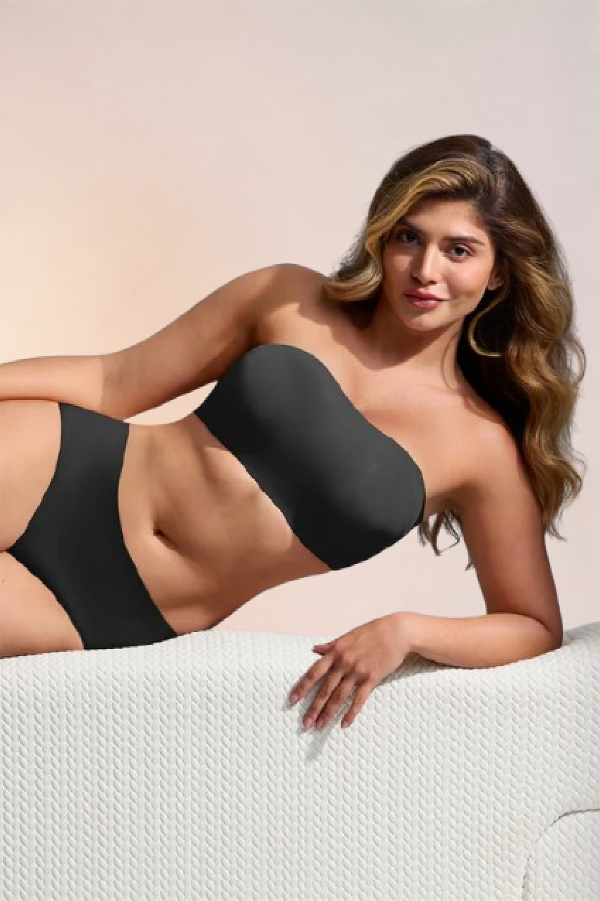Skinzform Libre Bandeau in Noir - model leaning on a sofa arm, front view