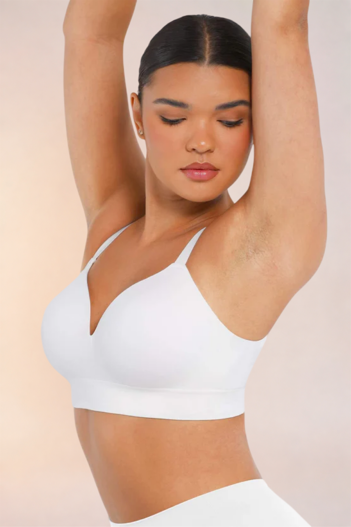 Skinzform Nuage Bra in Blanc - front view with arms raised
