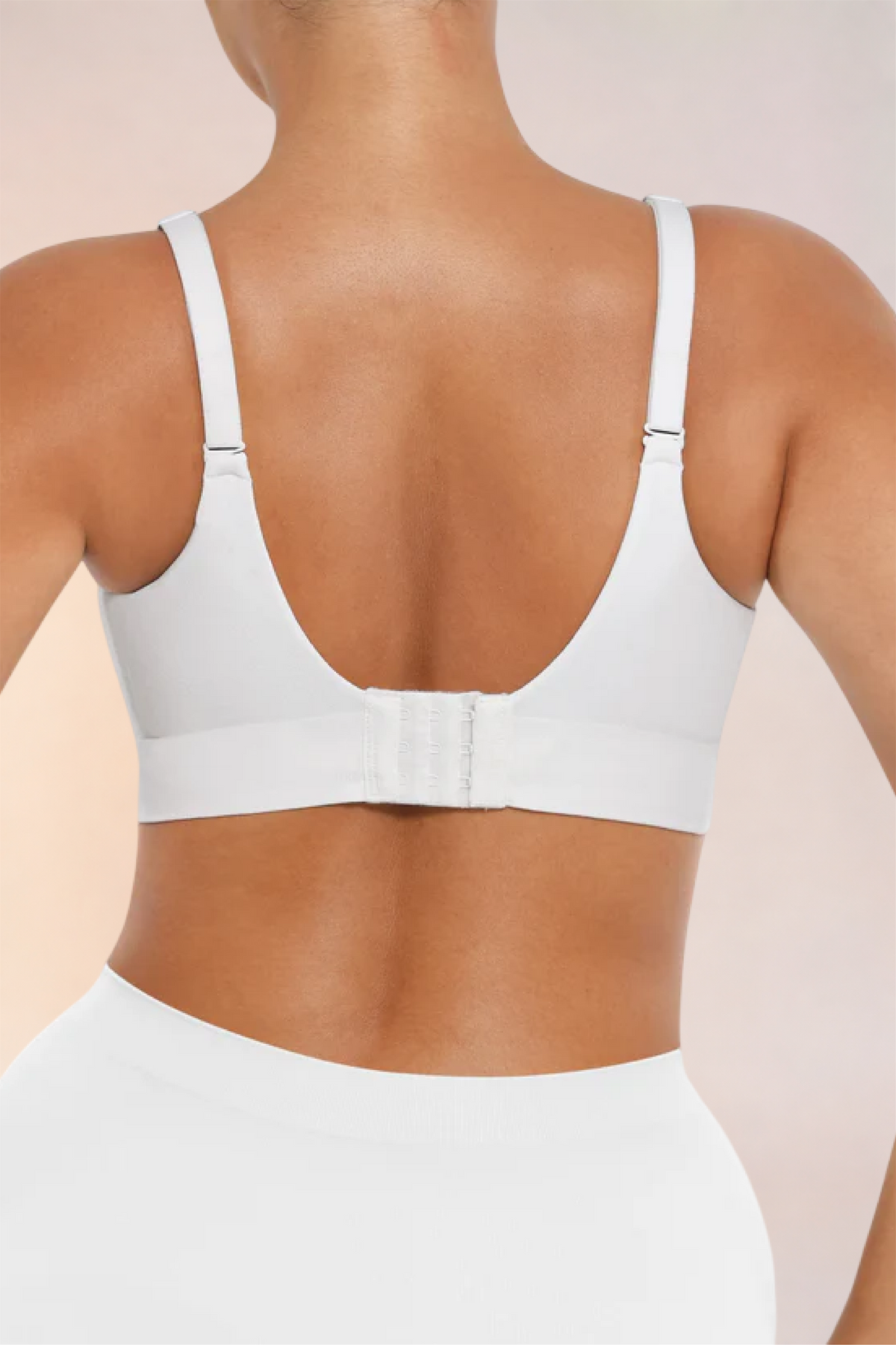 Close-up of the back hook fastening on the Skinzform Nuage Bra in Blanc