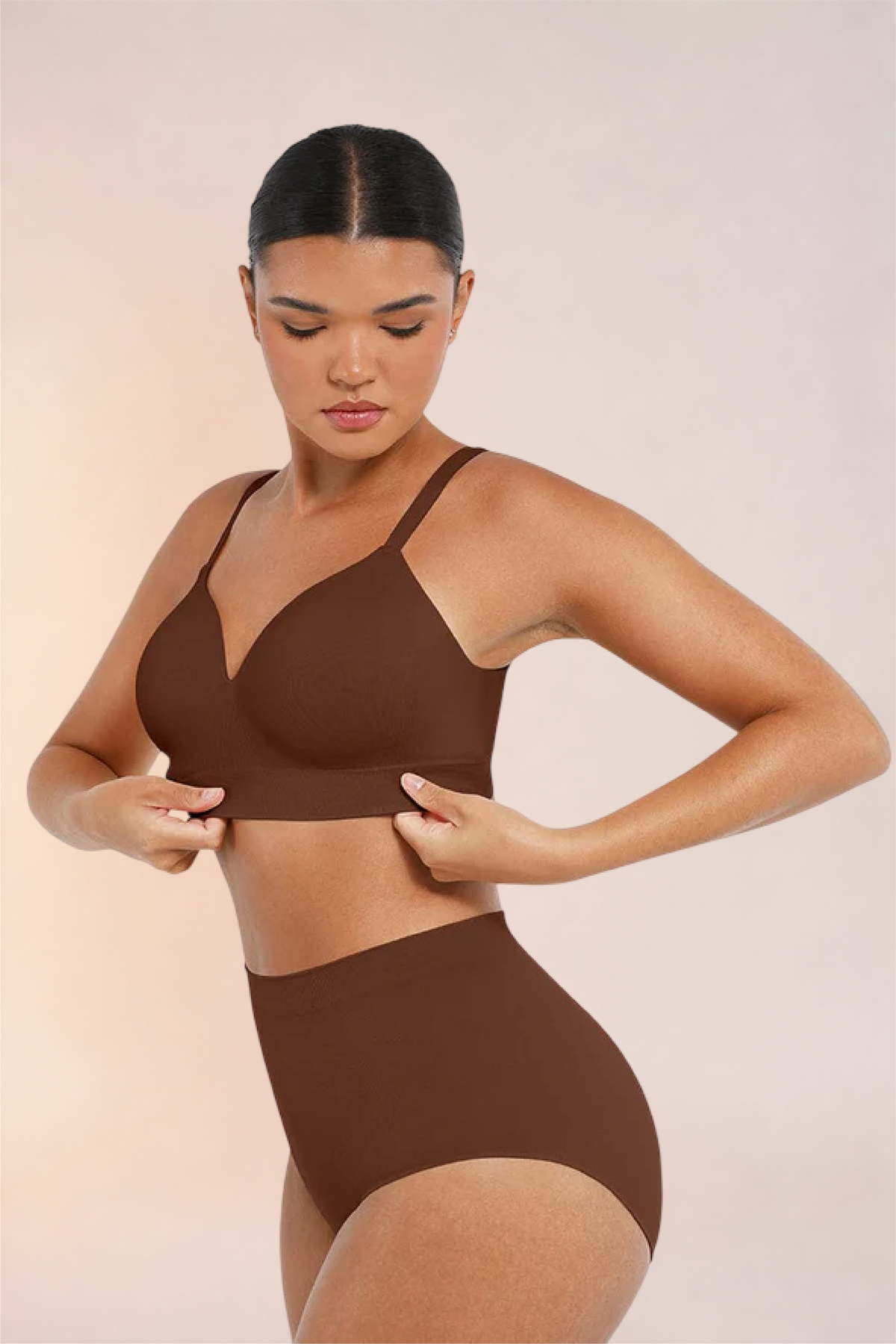 Skinzform Nuage Bra in Cacao - model smoothing the underband at the waist