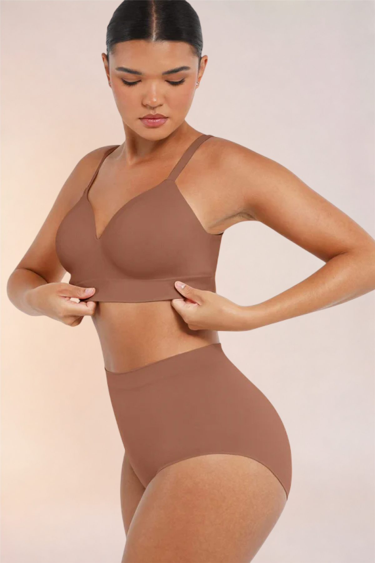 Skinzform Nuage Bra in Latte - model smoothing the underband at the waist