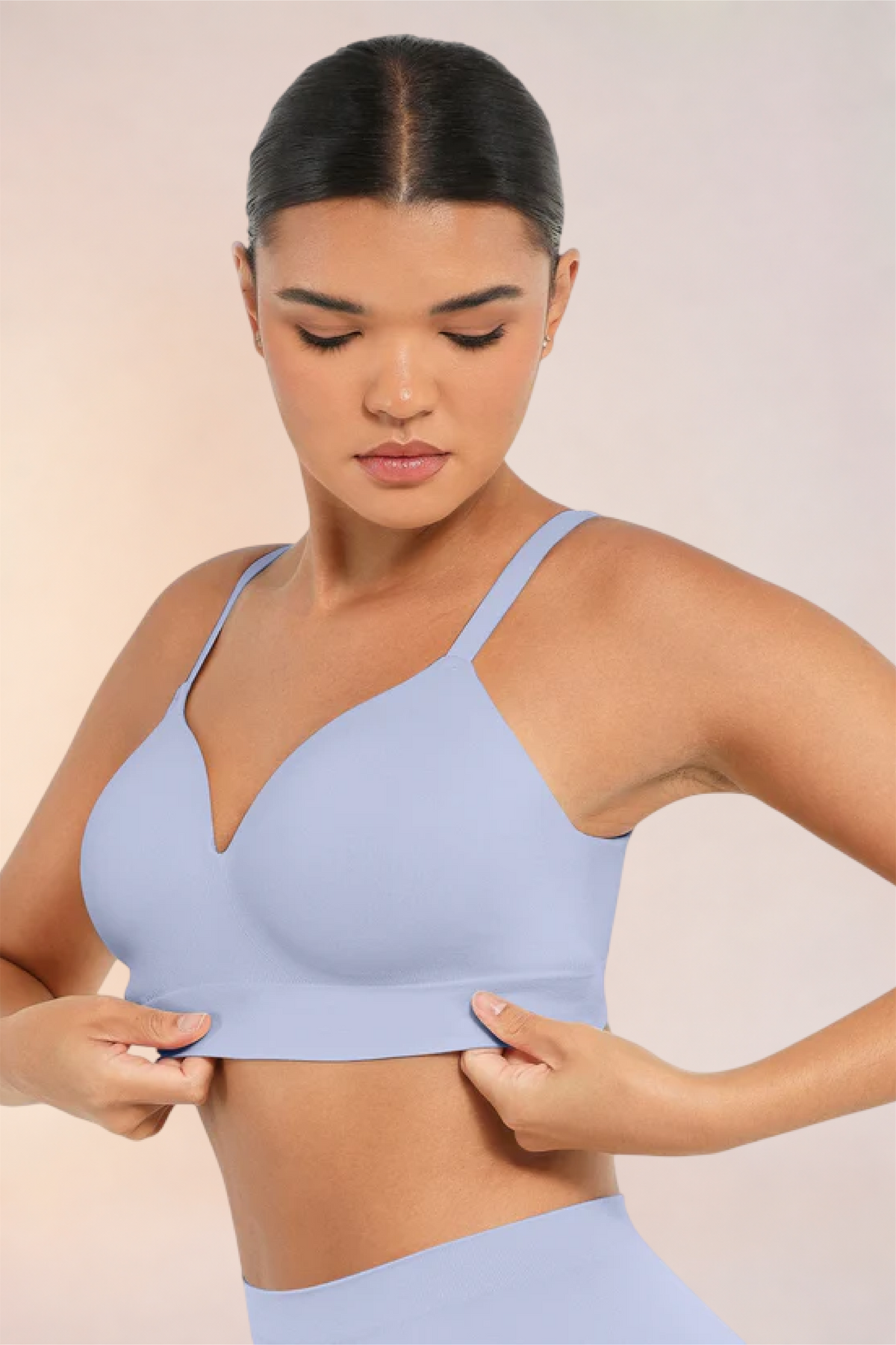Skinzform Nuage Bra in Lavender - model smoothing the underband at the waist