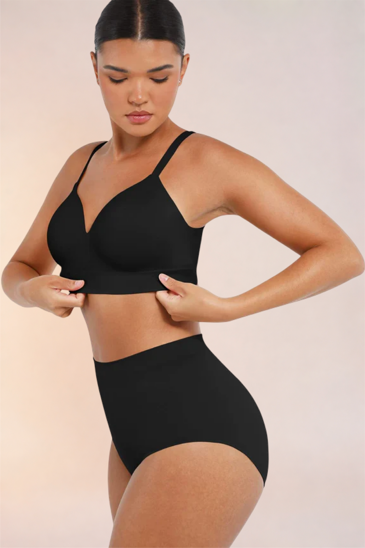 Skinzform Nuage Bra in Noir - model smoothing the underband at the waist
