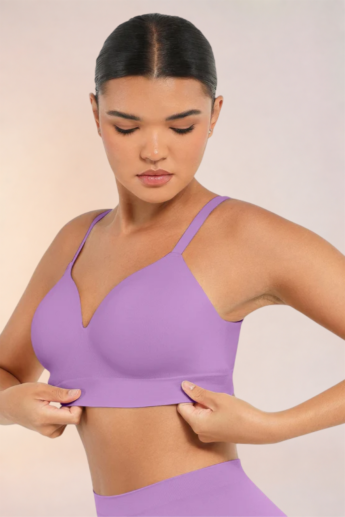 Skinzform Nuage Bra in Purple - model smoothing the underband at the waist