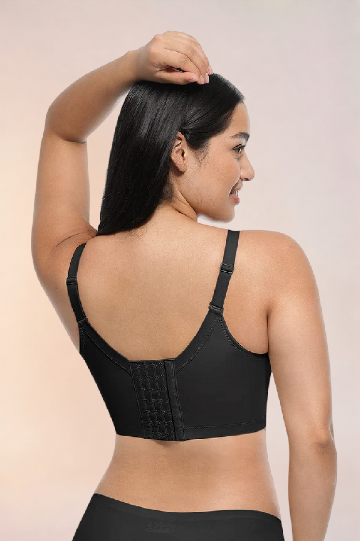 Skinzform Sculpt Bra in Noir, back view with a hand at the head - hook-and-eye back band