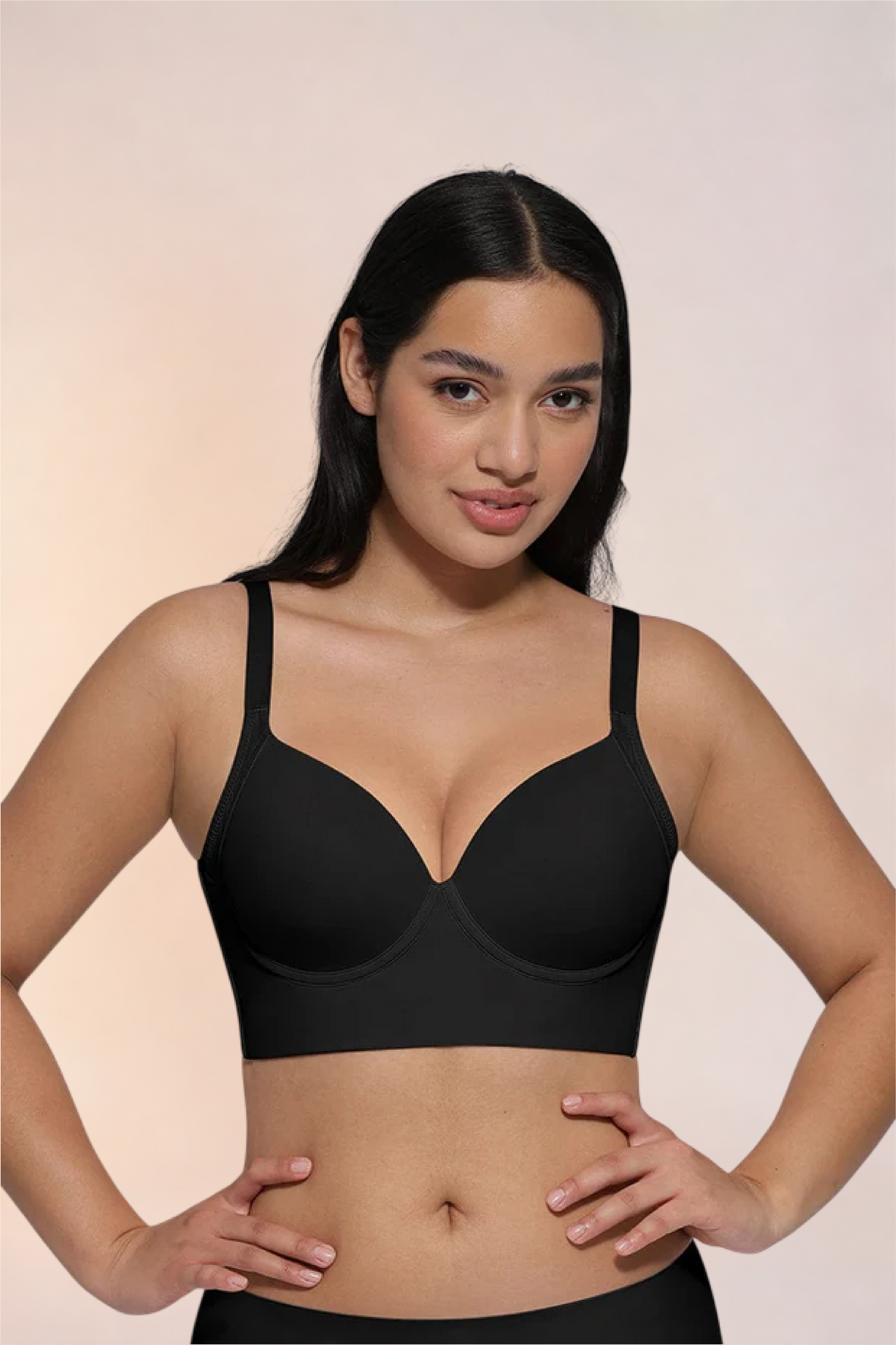 Skinzform Sculpt Bra in Noir, front view on the model with both hands at the hips