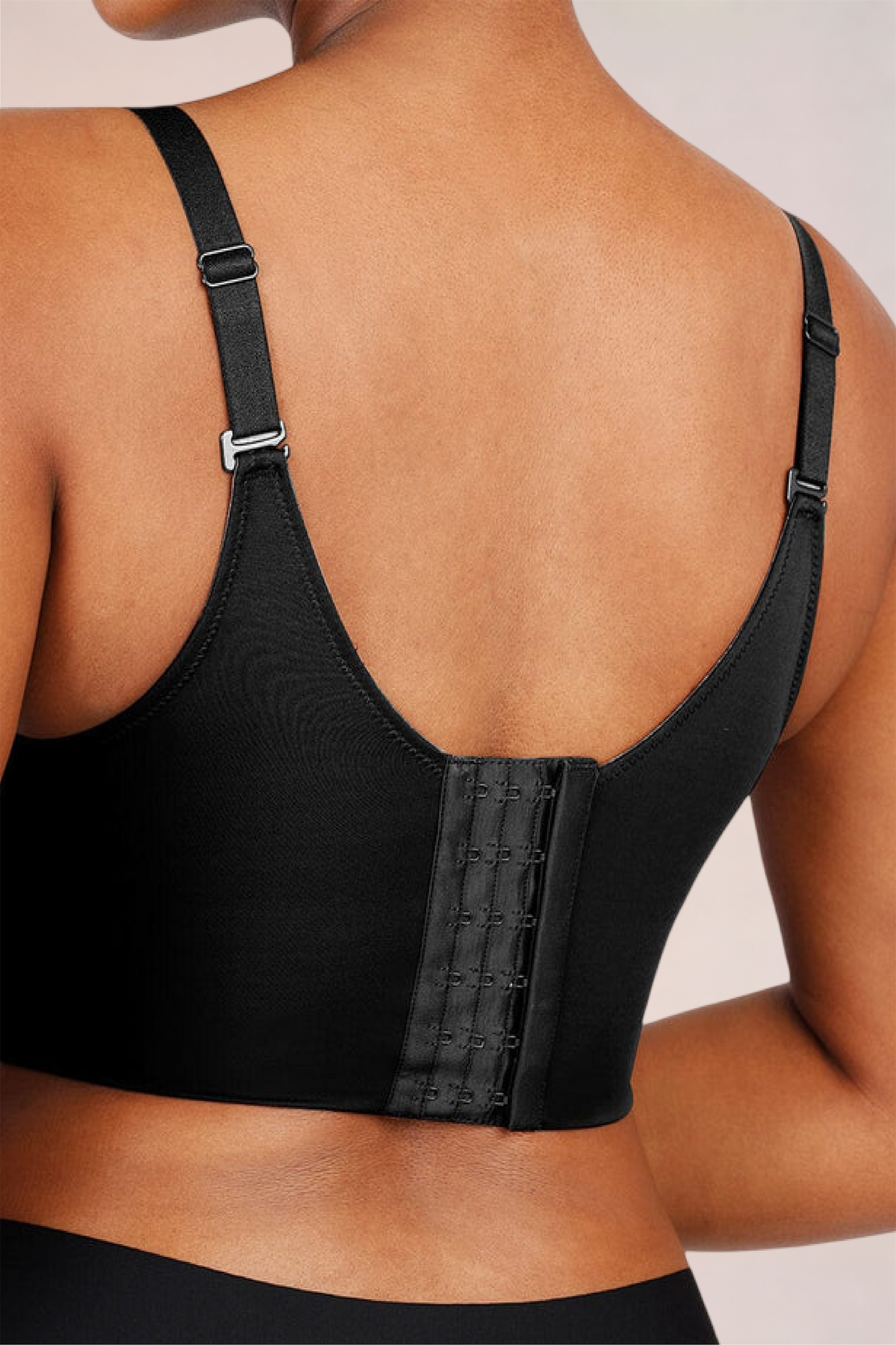 Close-up of the hook-and-eye back band on the Skinzform Sculpt Bra in Noir