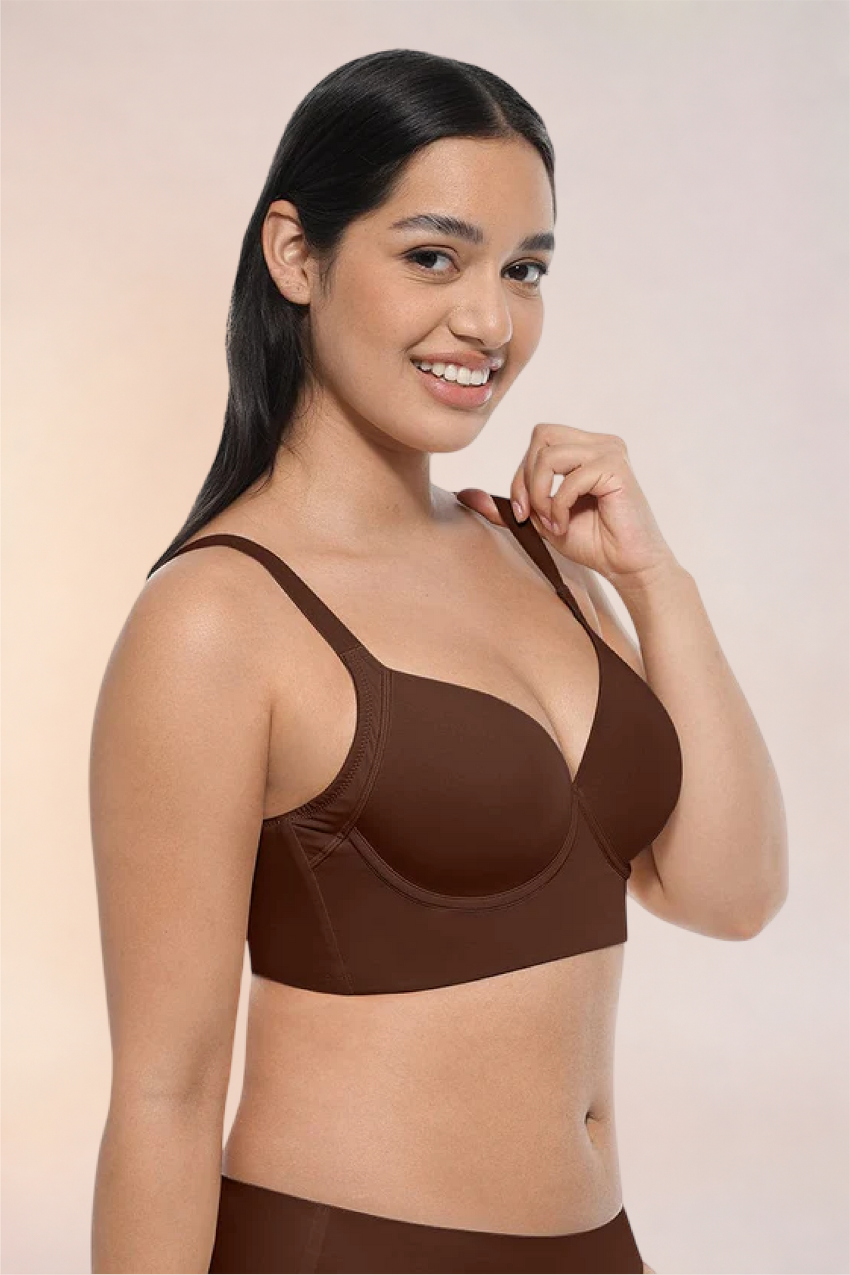 Skinzform Sculpt Bra – Cacao - side view on the model with a hand at the shoulder
