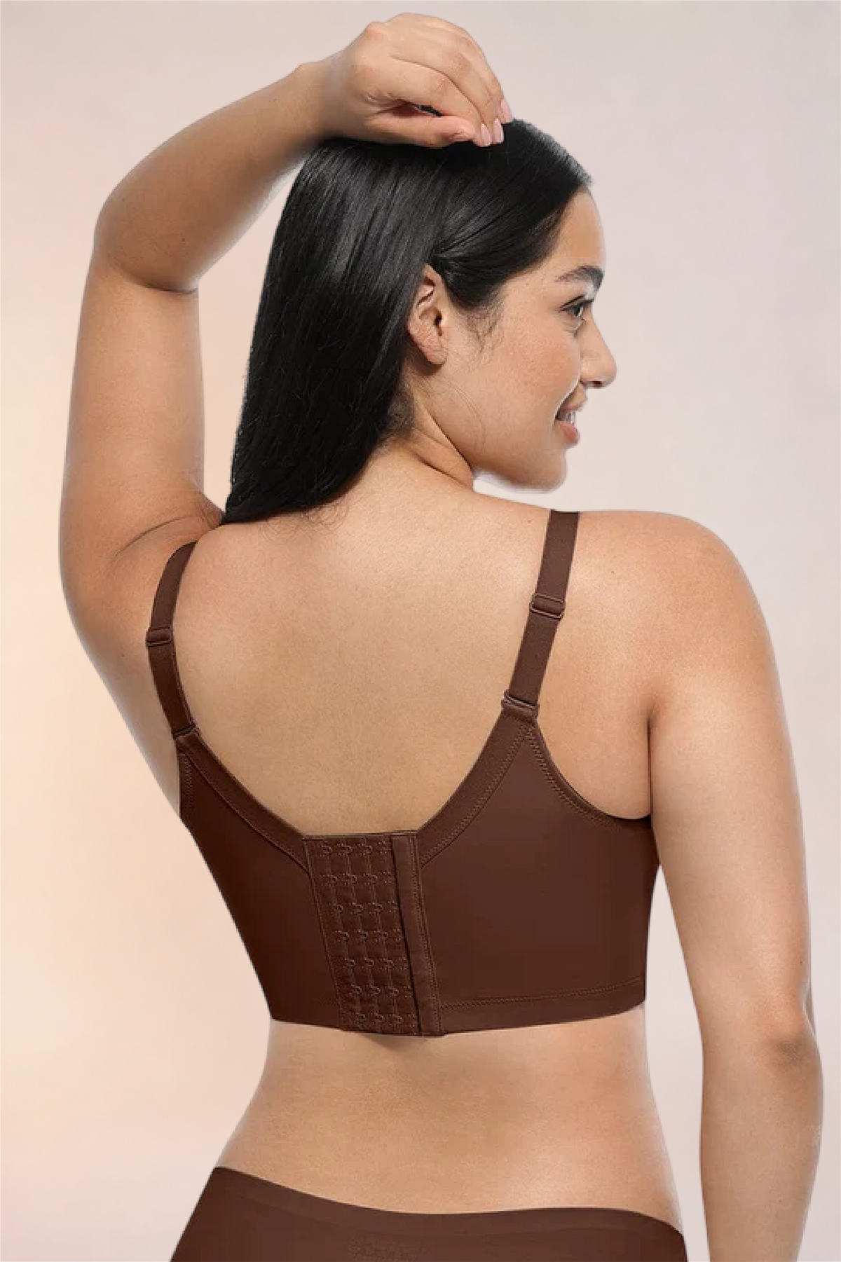 Skinzform Sculpt Bra – Cacao - back view on the model, hook-and-eye band in full