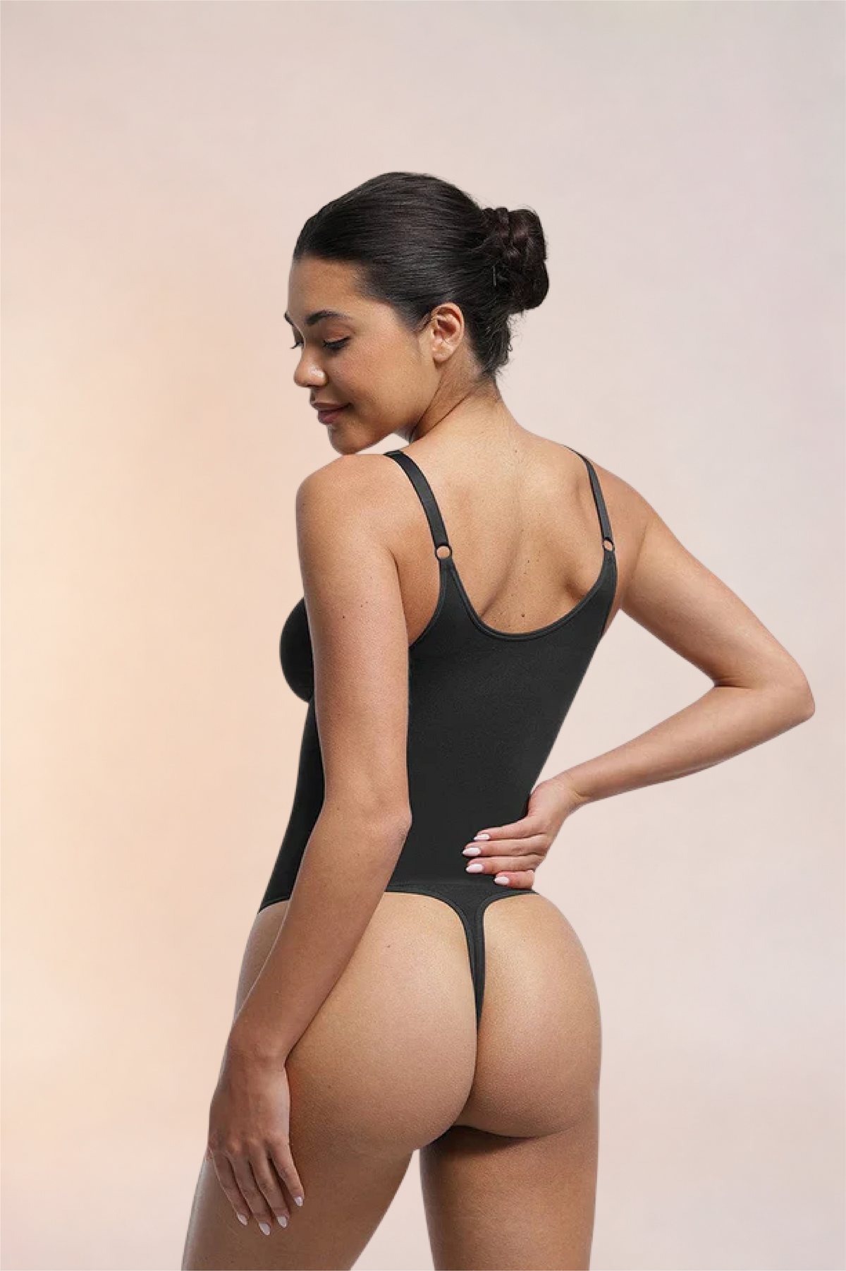 Skinzform Séjour Bodysuit in Noir, angled back view on the model