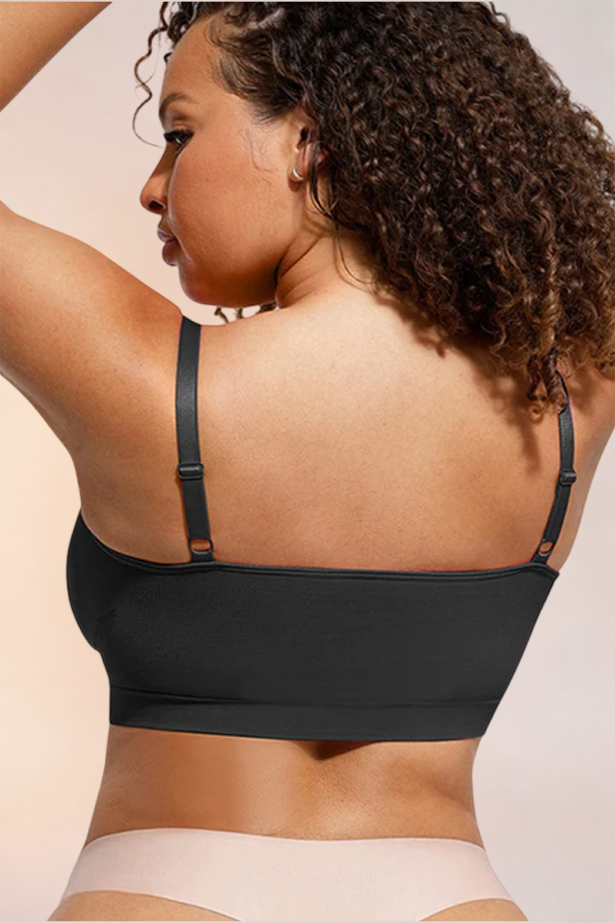 Close-up of the back band and adjustable straps on the Skinzform Soutien Bra in Noir