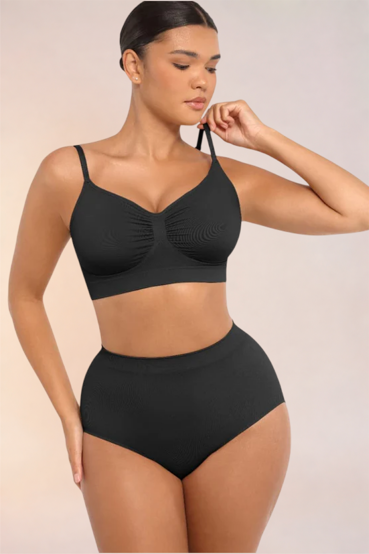 Skinzform Soutien Bra in Noir - wireless bralette with ruched centre, half-length front view