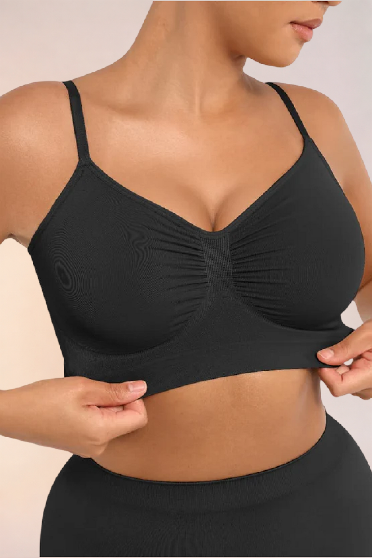 Skinzform Soutien Bra in Noir - model easing the underband into place