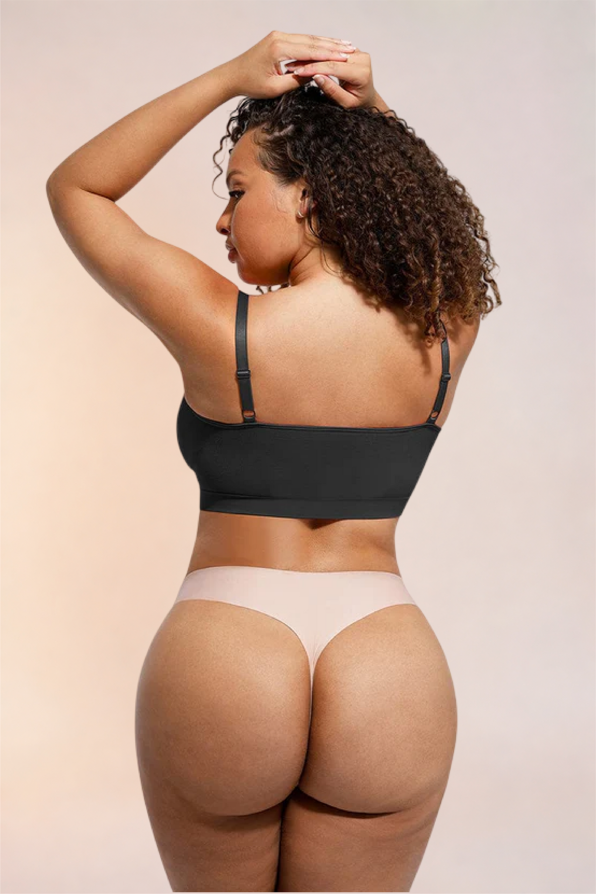 Skinzform Soutien Bra in Noir - model looking back over one shoulder