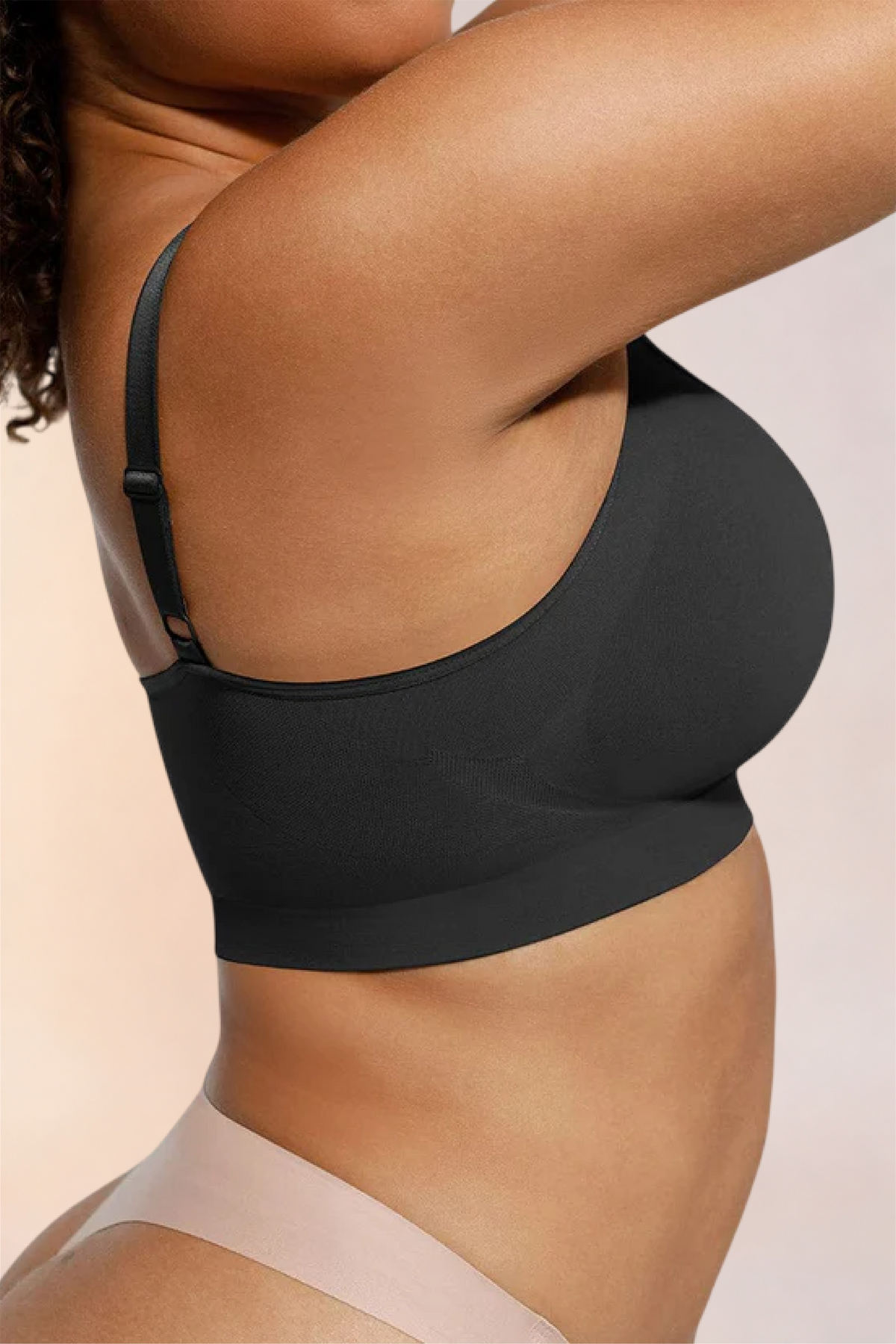 Close-up of the side seam and underarm on the Skinzform Soutien Bra in Noir
