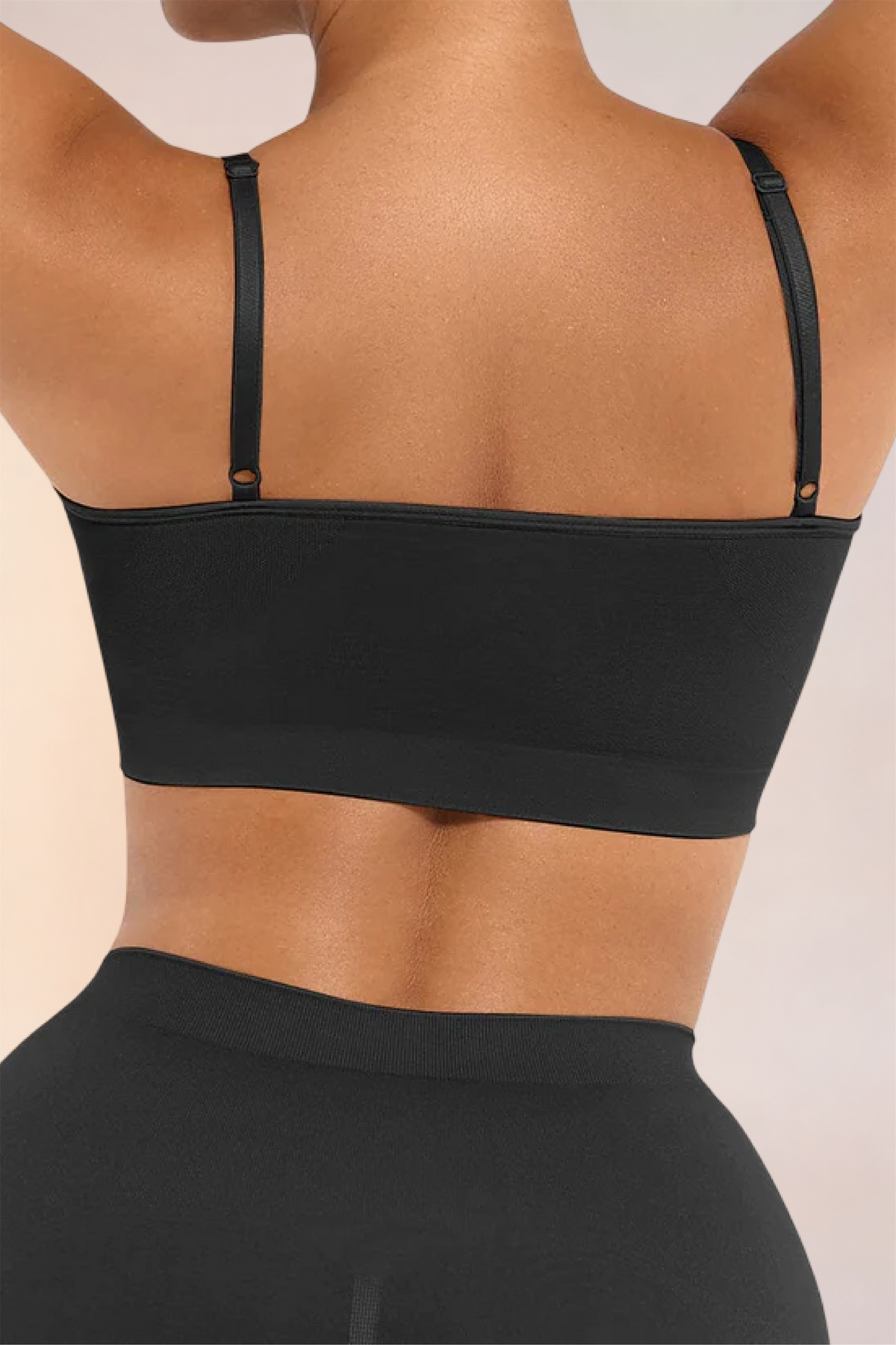Close-up of the Skinzform Soutien Bra in Noir across the shoulder blades
