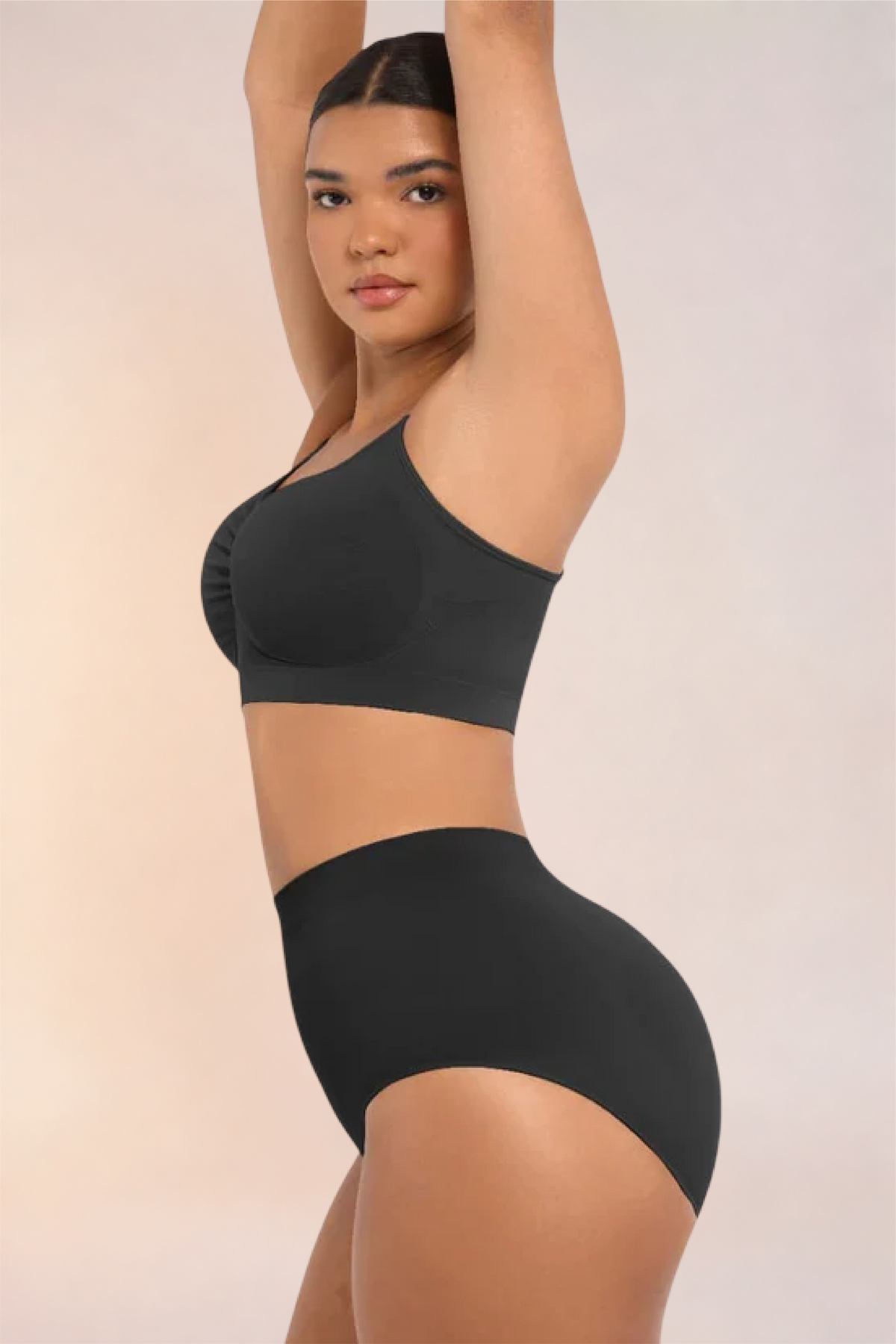 Close-up of the bust in profile on the Skinzform Soutien Bra in Noir