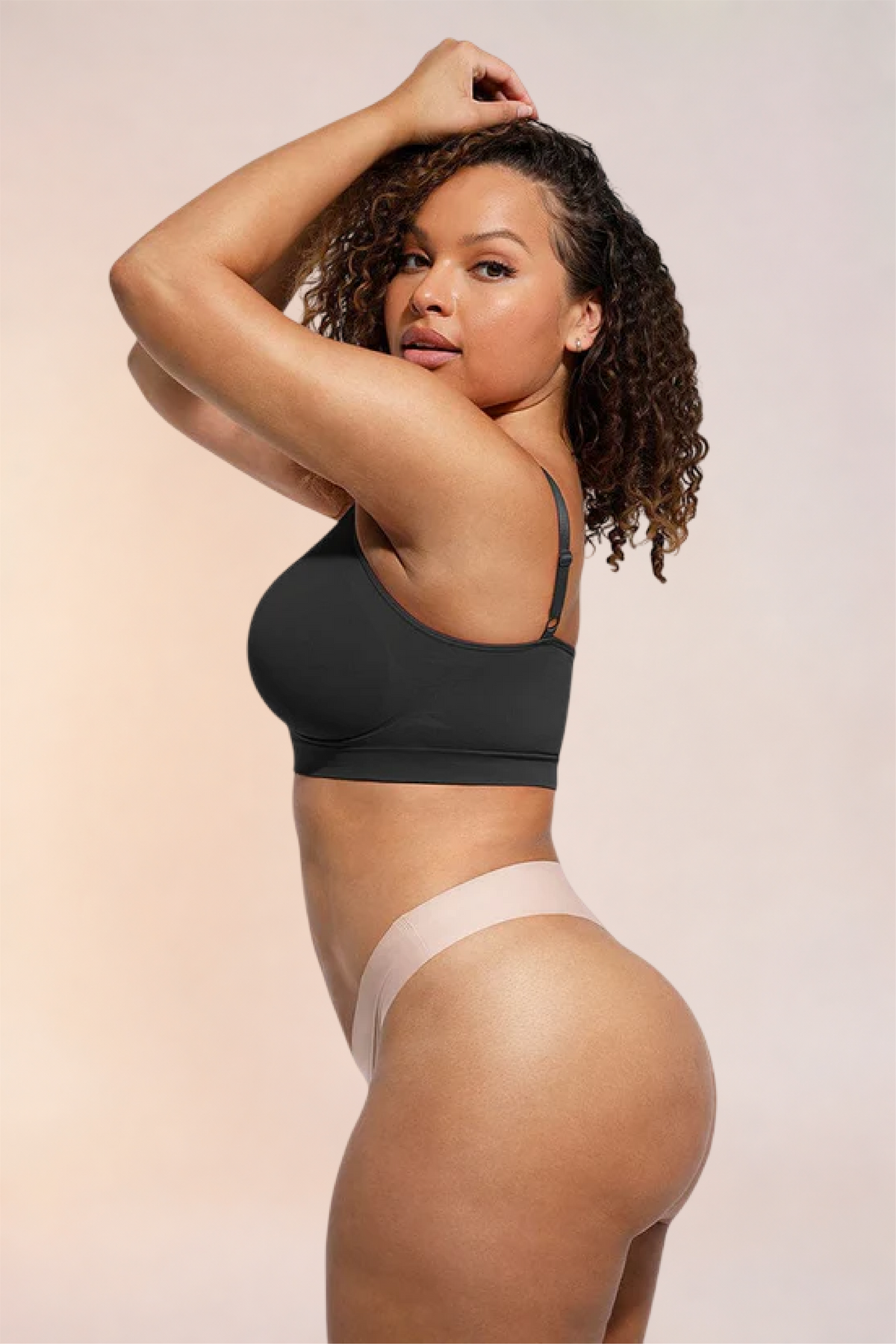 Skinzform Soutien Bra in Noir, side view on the model with one arm raised