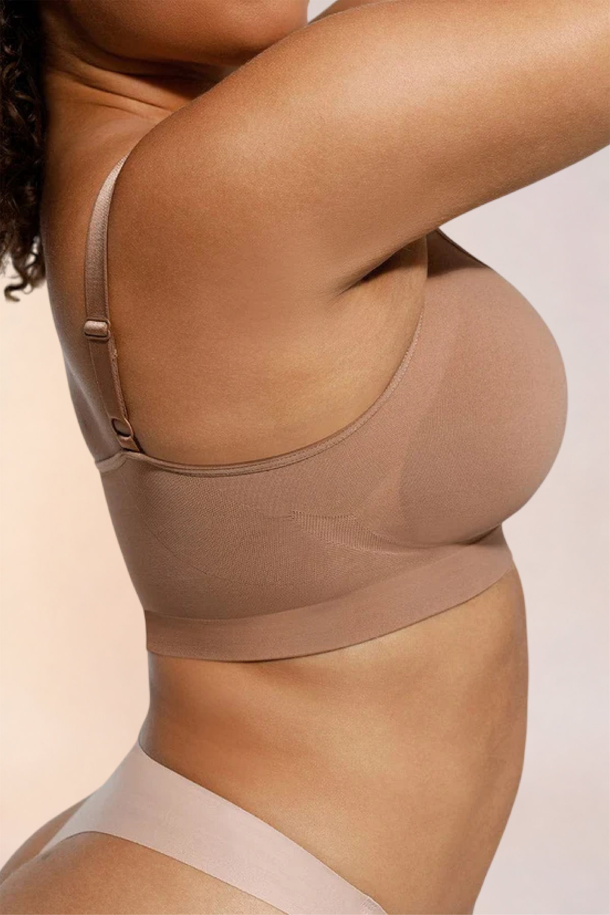 Close-up of the bust in profile on the Skinzform Soutien Bra in Tan